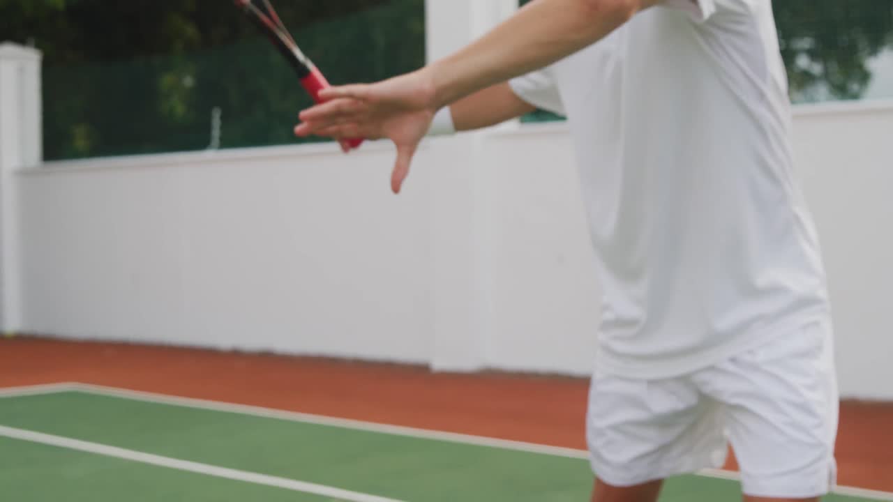 테니스 선수 들 이 포인트 를 치고 있다