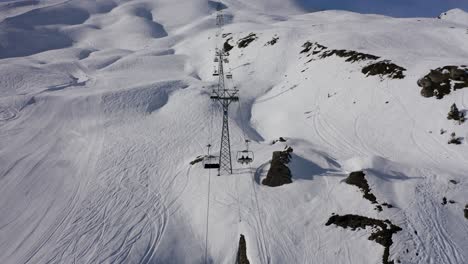 Toma-Aérea-Del-Telesilla-En-Una-Estación-De-Esquí-Suiza-En-Grindelwald