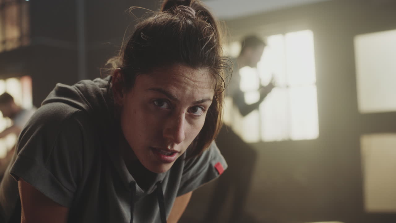 mujer haciendo ejercicio en un gimnasio
