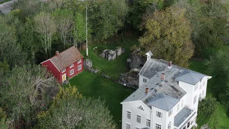 reins kloster edificios históricos en rissa, noruega - toma aérea de un avión no tripulado