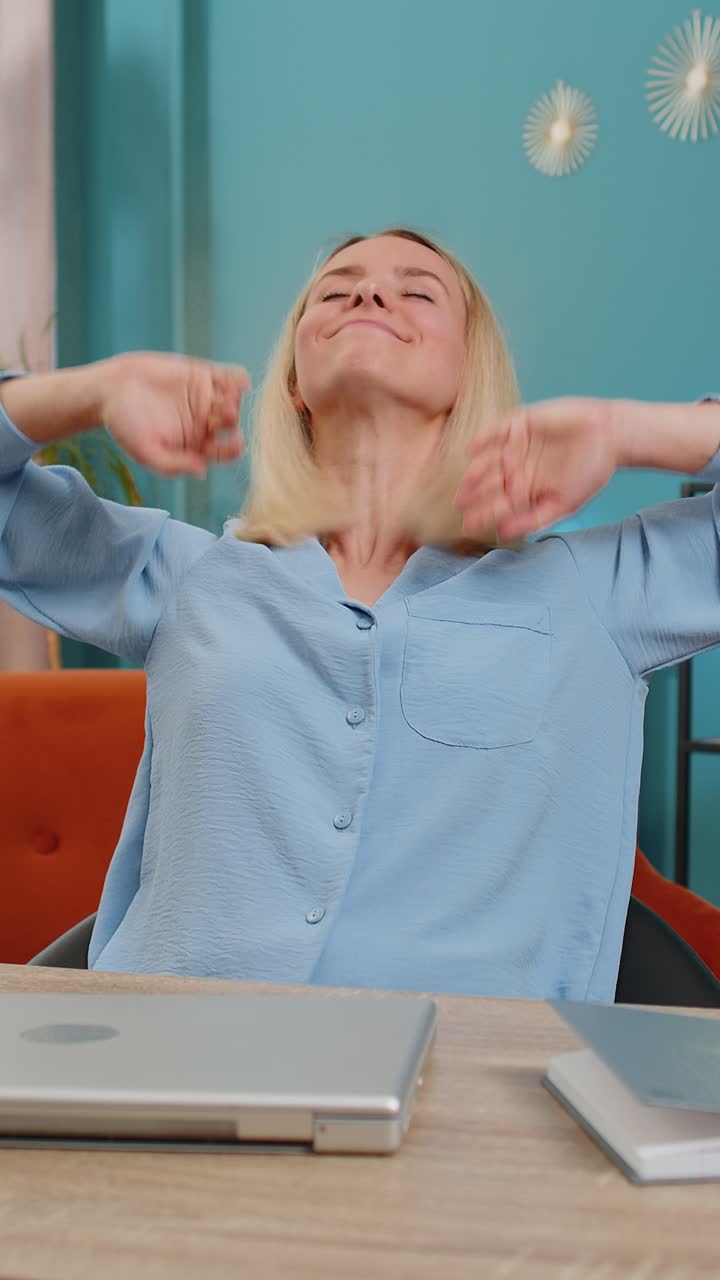 mujer de negocios independiente tomando un descanso apoyándose en la silla después de la computadora portátil trabajando celebrando el éxito