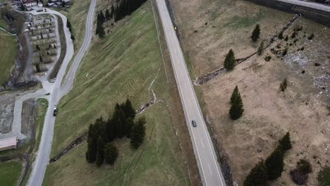 Coche-Que-Va-Por-La-Carretera-De-Montaña-En-Italia-Vista-Aérea-De-Drones