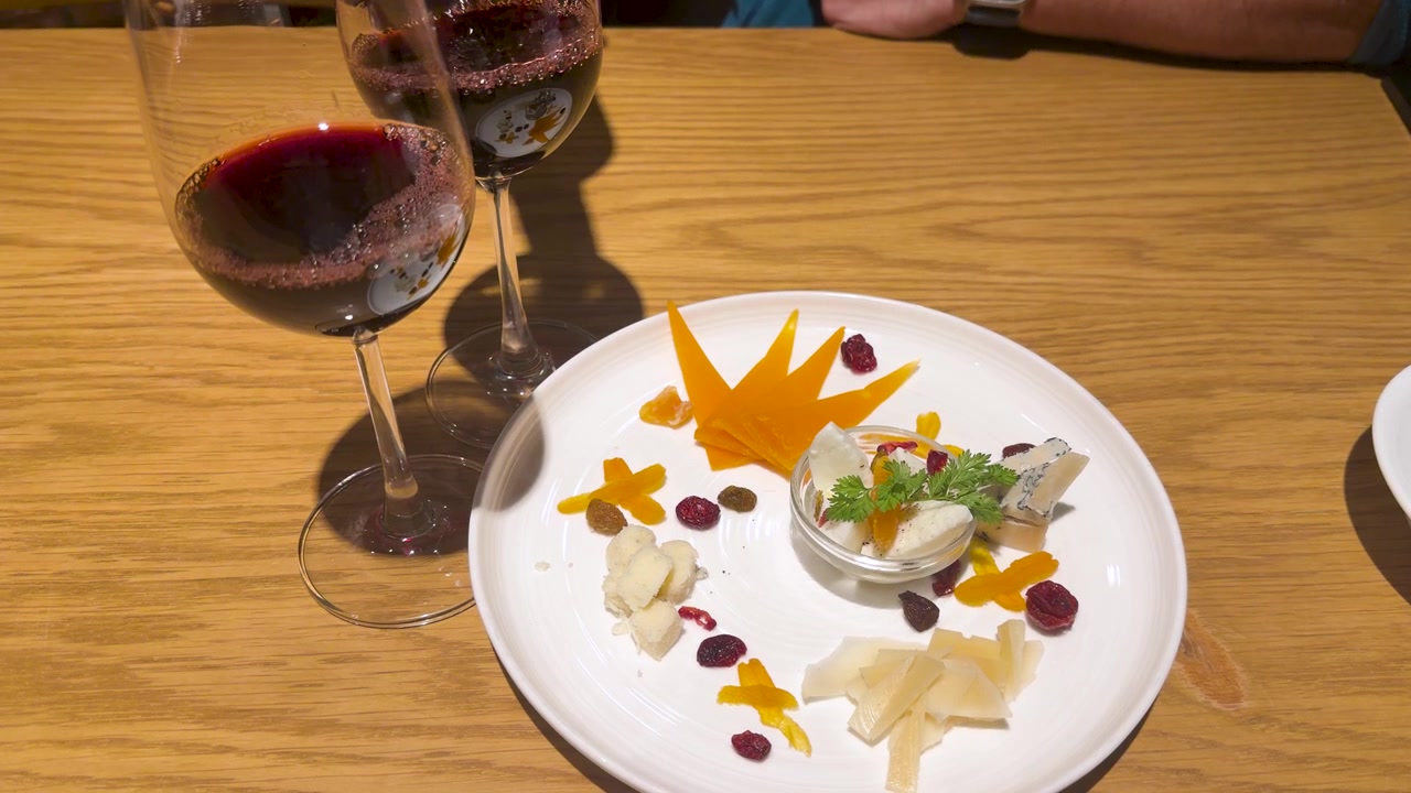Piatto di vino e formaggi servito su tavolo di legno