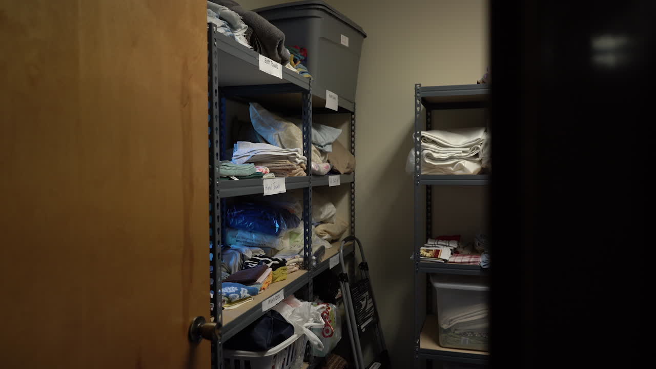 donaciones en la despensa de donaciones para personas y familias sin hogar o de bajos ingresos