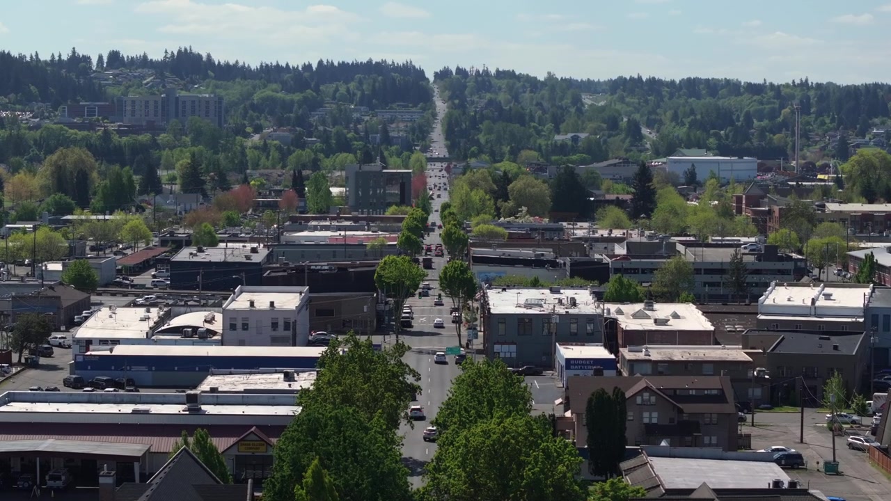 アメリカ合衆国ワシントン州ピュアラップのダウンタウンにある主要道路上の交通。空撮ドローンショット