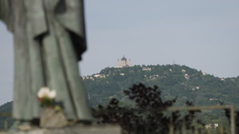 Konzentrieren-Sie-Sich-Von-Der-Statue-Auf-Die-Superga-basilika-In-Turin,-Italien