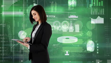 animación de una mujer usando una tableta sobre procesamiento de datos digitales en fondo verde