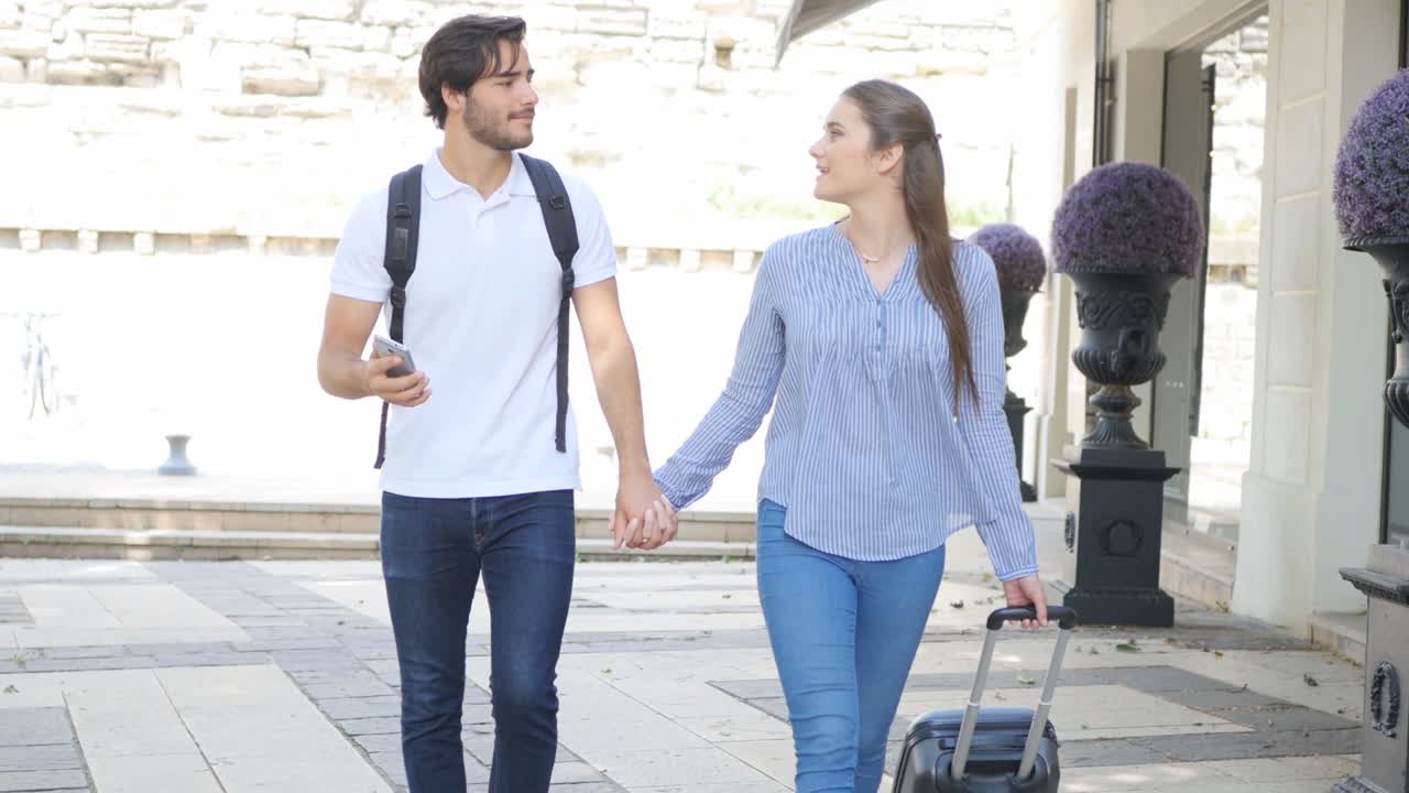 유쾌한 젊은 부부는 문화적인 주말 도시 여행에서 여름에 역사적인 유럽 도시를 함께 발견합니다.
