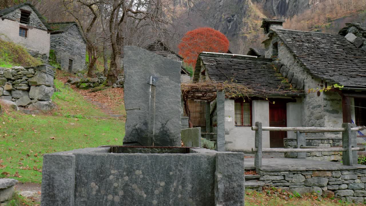 스위스의 유령 마을에서 우물에서 물이 흐르고 있습니다.