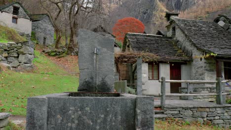 Wasser-Fließt-Aus-Einem-Brunnen-In-Einem-Verwunschenen-Dorf-In-Der-Schweiz