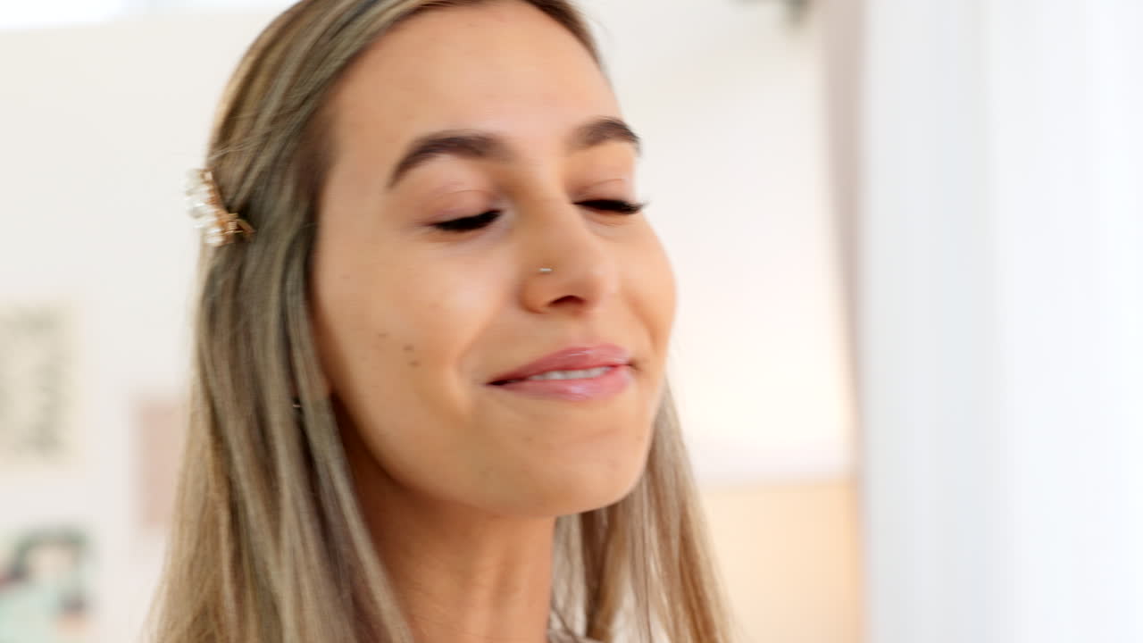 mujer, cabello y joyas mirar en el espejo para comprobar