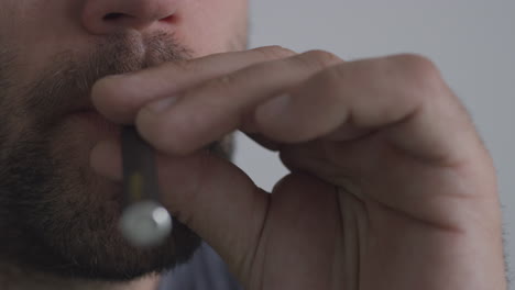 Ein-Mann,-Der-Einen-Vape-Pen-Verwendet,-Der-Nikotin-cannabis-Oder-Aromatisiertes-Cbd-Inhaliert