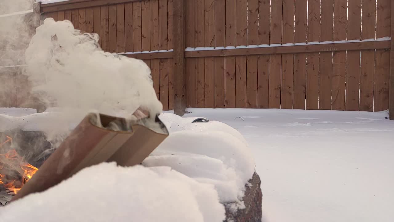 카드 보드 튜브에서 두꺼운 연기가 발생합니다.