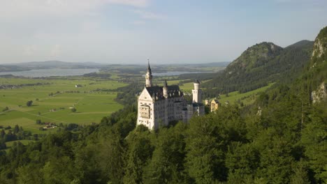 increíble revelación cinematográfica del castillo de neuschwanstein en un mágico día de verano