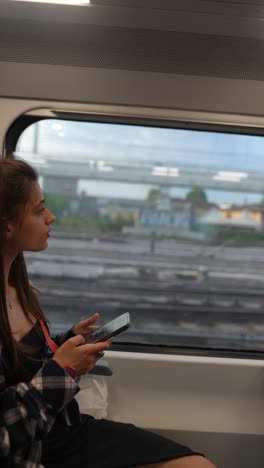 mujer en el tren usando teléfono inteligente