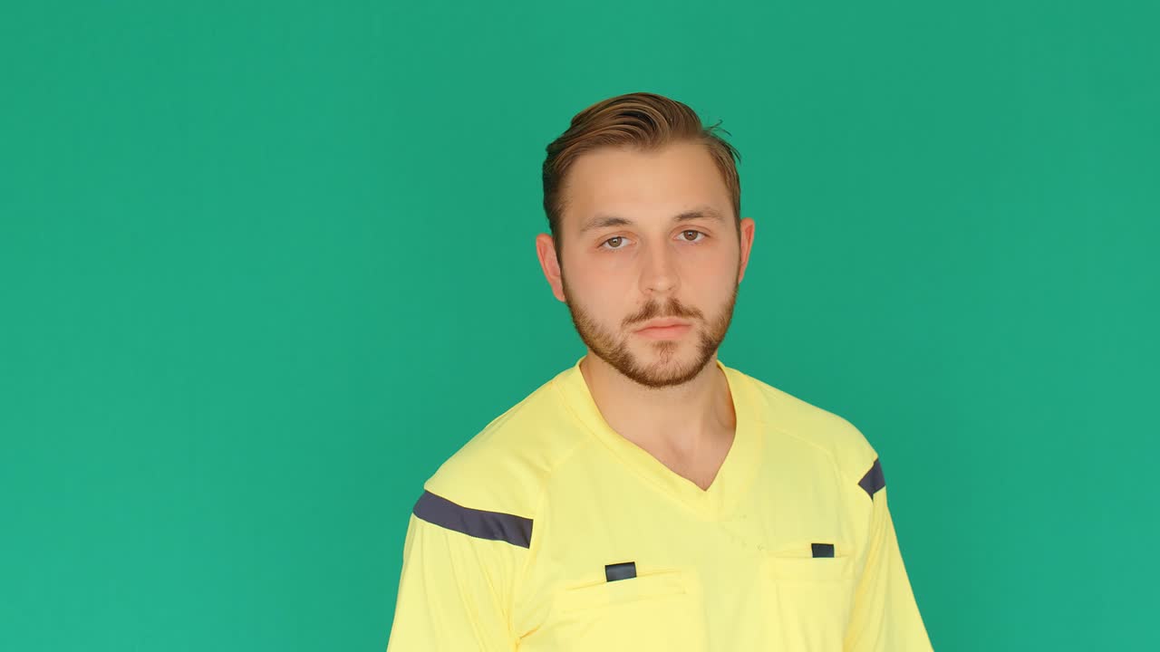 녹색 화면에서 축구 심판은 페널티 레드 카드, 4k를 보여줍니다.