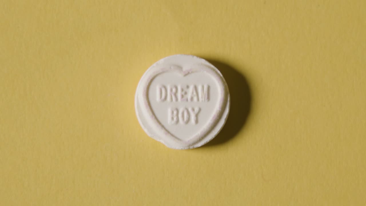 노란색 배경에 꿈의 소년 메시지가 있는 하트 캔디