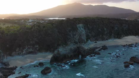 Una-Excelente-Vista-Aérea-De-Horse-Head-Rock-En-La-Playa-En-Nueva-Gales-Del-Sur,-Australia-1