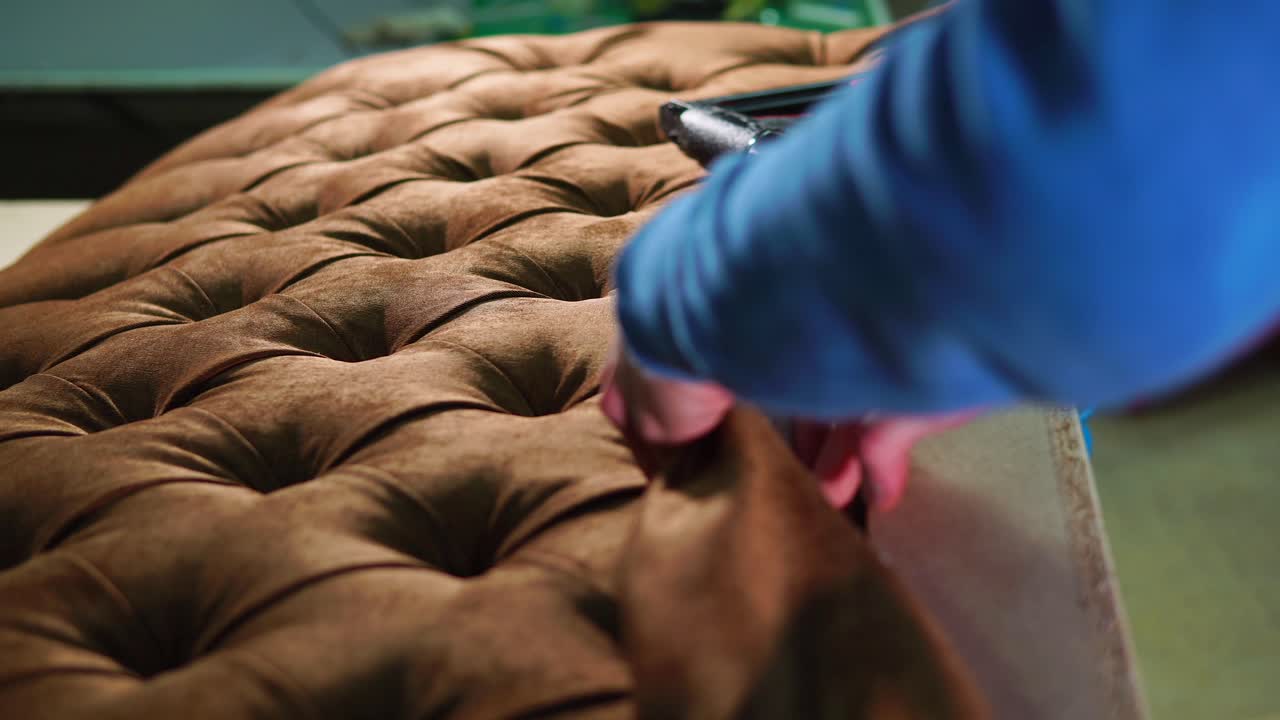 la tapicería de un sofá de mechón