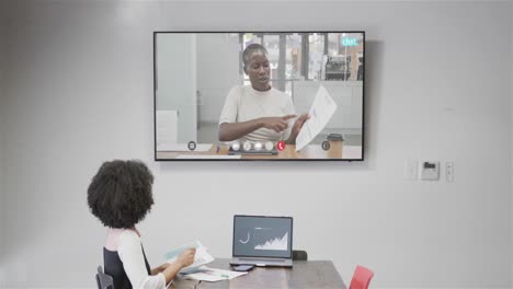 Afroamerikanische-Geschäftsfrau-Im-Videoanruf-Mit-Afroamerikanischer-Kollegin-Auf-Dem-Bildschirm