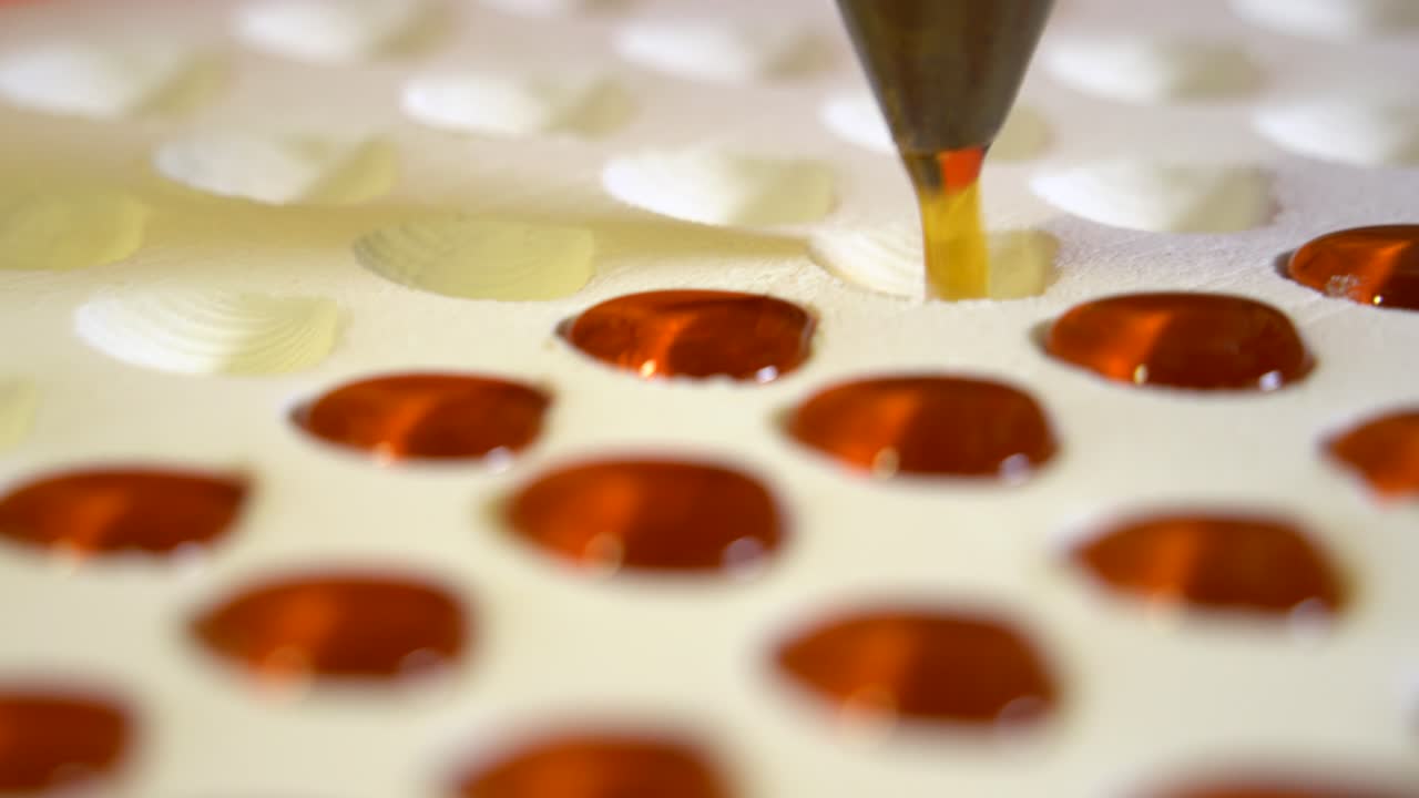 deslizar rápidamente sobre los moldes donde los dulces típicos holandeses se hacen a mano