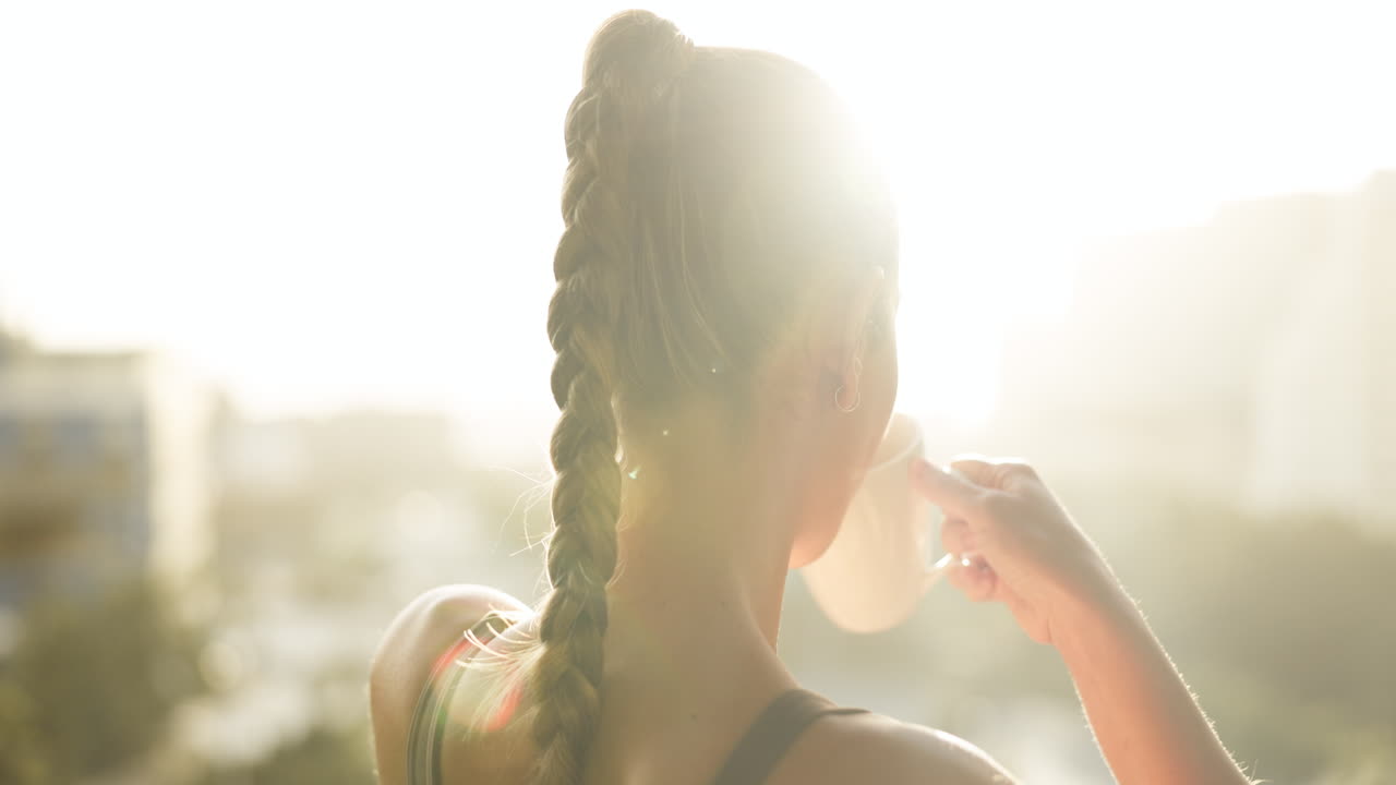 커피, 휴식과 도시의 전망을 가진 여자