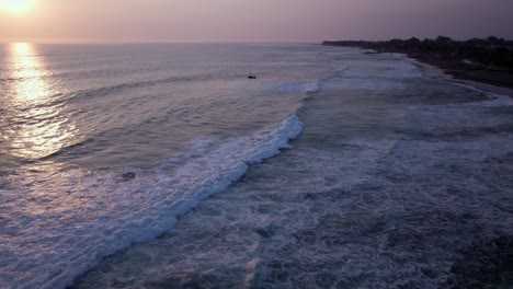 Algunas-Nuevas-Olas-De-Bali,-Indonesia.