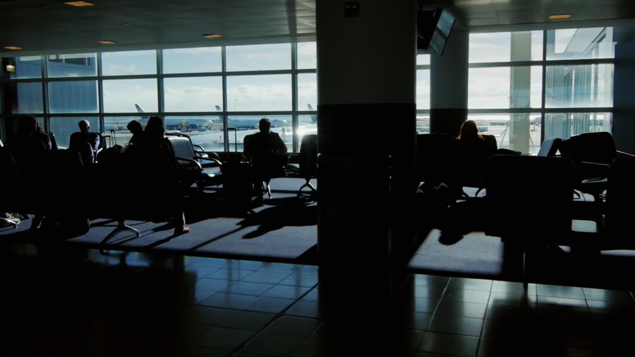 siluetas de pasajeros en el salón del aeropuerto 2