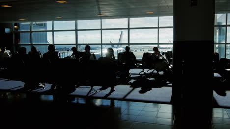 Silhouettes-of-passengers-in-the-airport-lounge-2