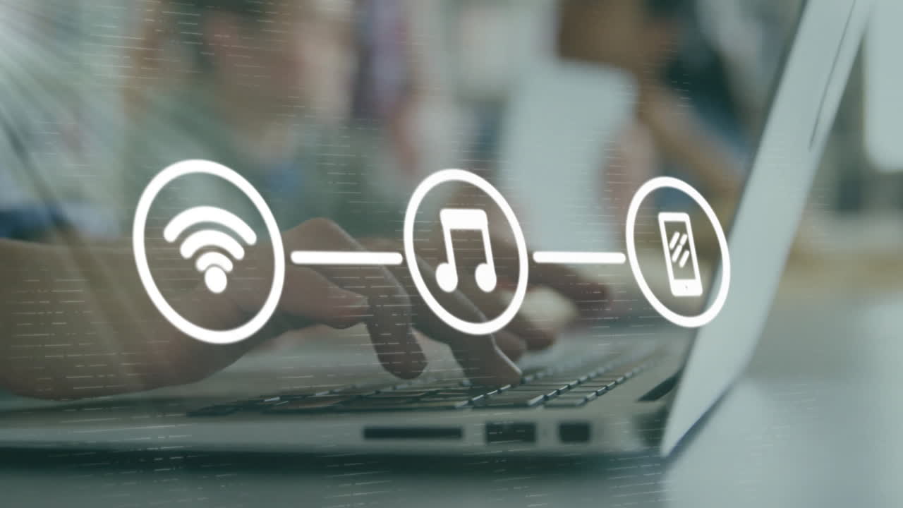 animación de la red de conexiones con iconos sobre mujer caucásica usando portátil en el café