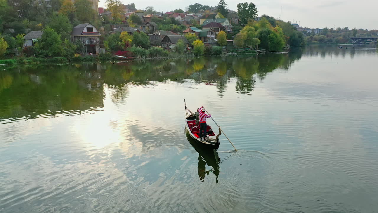 Gondola che naviga sul fiume. Vista aerea con drone di una gondola colorata sul canale.