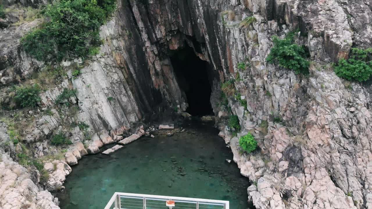 cueva marina en la presa del este del embalse de la isla alta