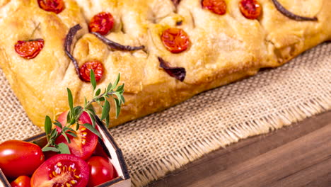 Focaccia-Italiana-Tradicional-Con-Tomates-Cherry,-Aceitunas-Negras-Y-Romero