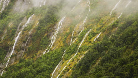 Beauty-of-Cascade-range-in-Milford-Sound,-zoom-out-view