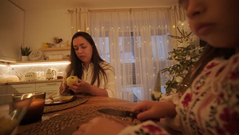 madre e hija preparándose para la celebración de navidad