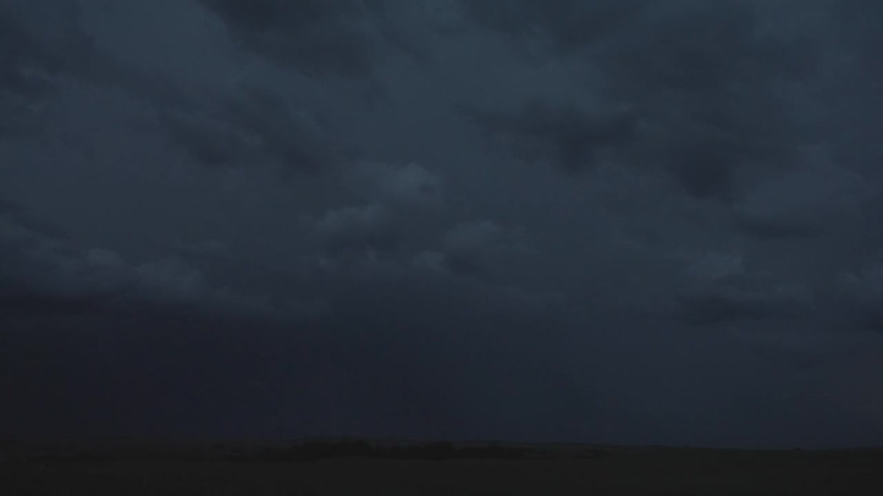Relâmpagos cintilantes revelam nuvens turbulentas durante uma tempestade noturna