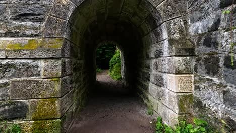 caminando a través de un túnel de piedra en la naturaleza