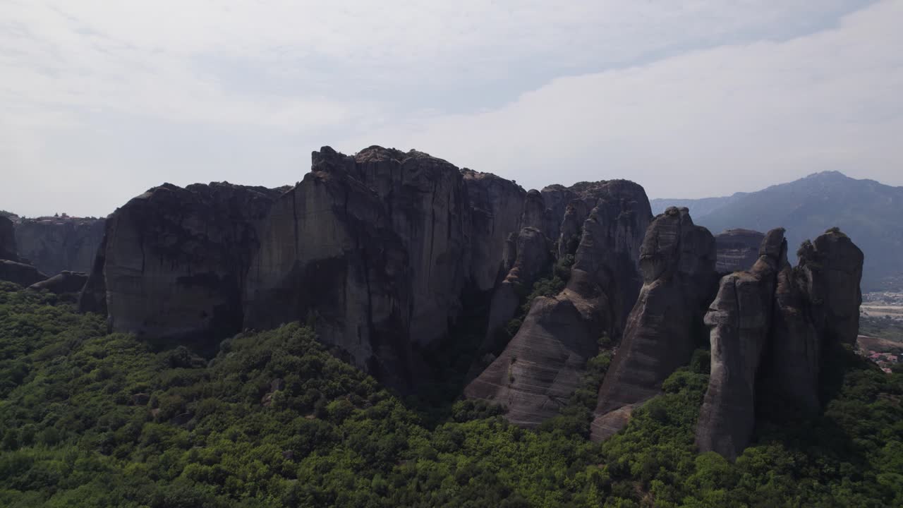 숲 계곡, 메테오라 풍경, 그리스 위의 바위 산맥의 공중 전망