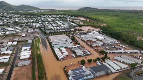 inundaciones en las playas del norte de cairns debido al aumento de las aguas del río barron y las lluvias extremas después del ciclón jasper, queensland
