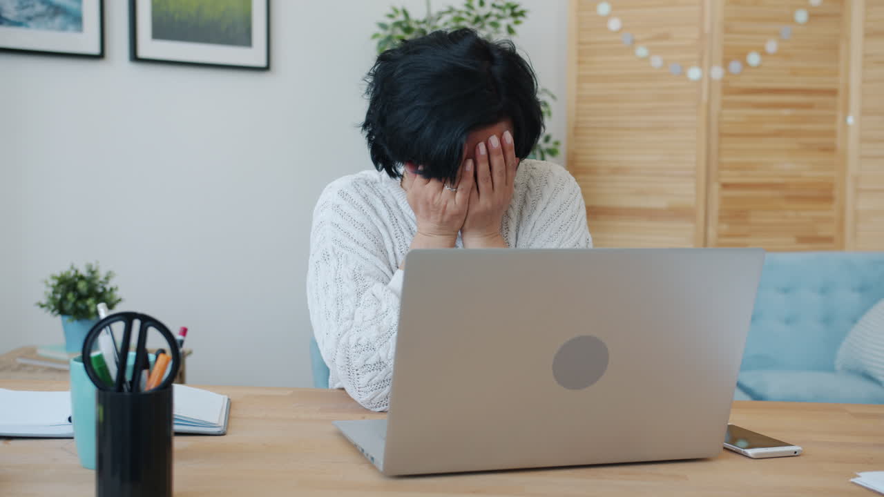 집에서 노트북으로 일하는 여성