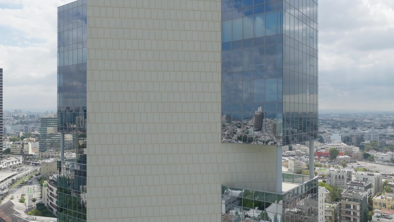 Vista aérea de drone de arranha-céus de vidro contemporâneos e arquitetura de escritórios de alta tecnologia em Tel Aviv.