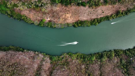 antena - botes en el río grijalva, cañón del sumidero, chiapas, méxico, estática de arriba hacia abajo