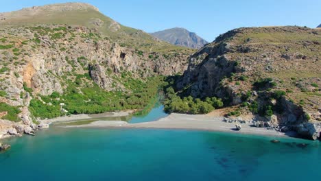 Gentle-rise-of-beautiful-blue-bay-and-canyon-on-Crete,-Greece