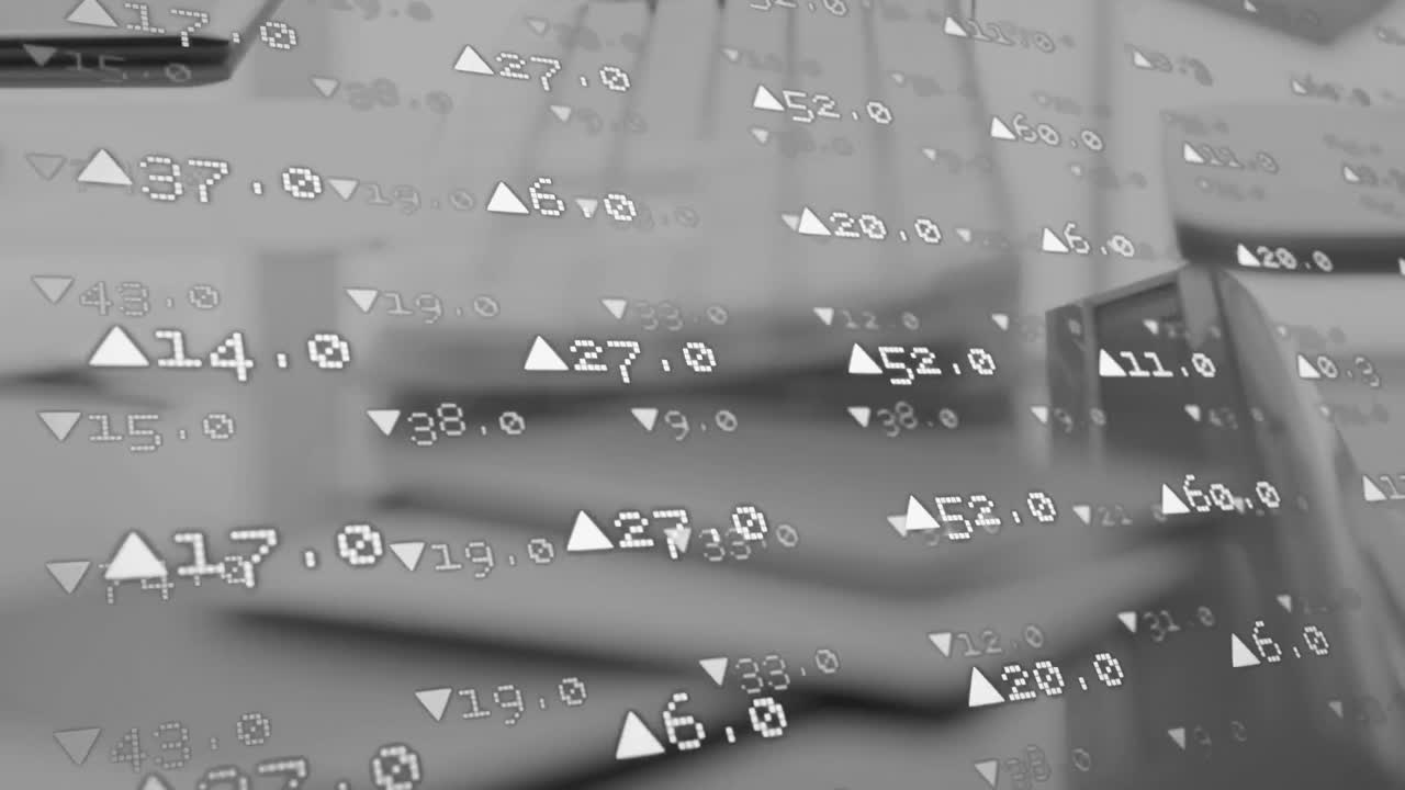 vídeo compuesto digital del procesamiento de datos del mercado de valores contra el equipo de oficina en el escritorio