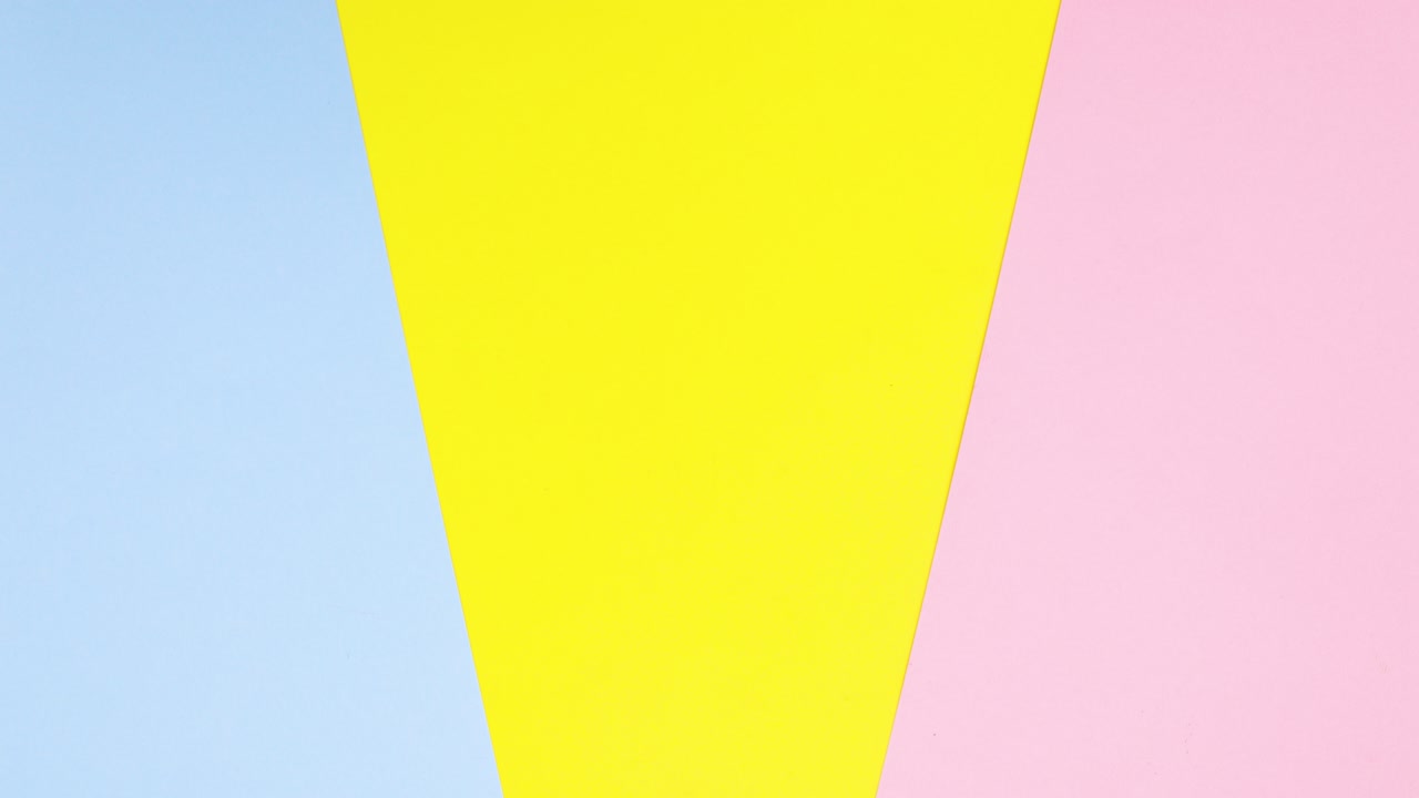 el texto de la feliz pascua aparece con huevos en tema pastel.