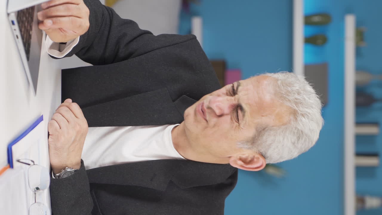 홈 오피스 근로자의 수직 비디오 남자는 시각 장애 문제가 있습니다.