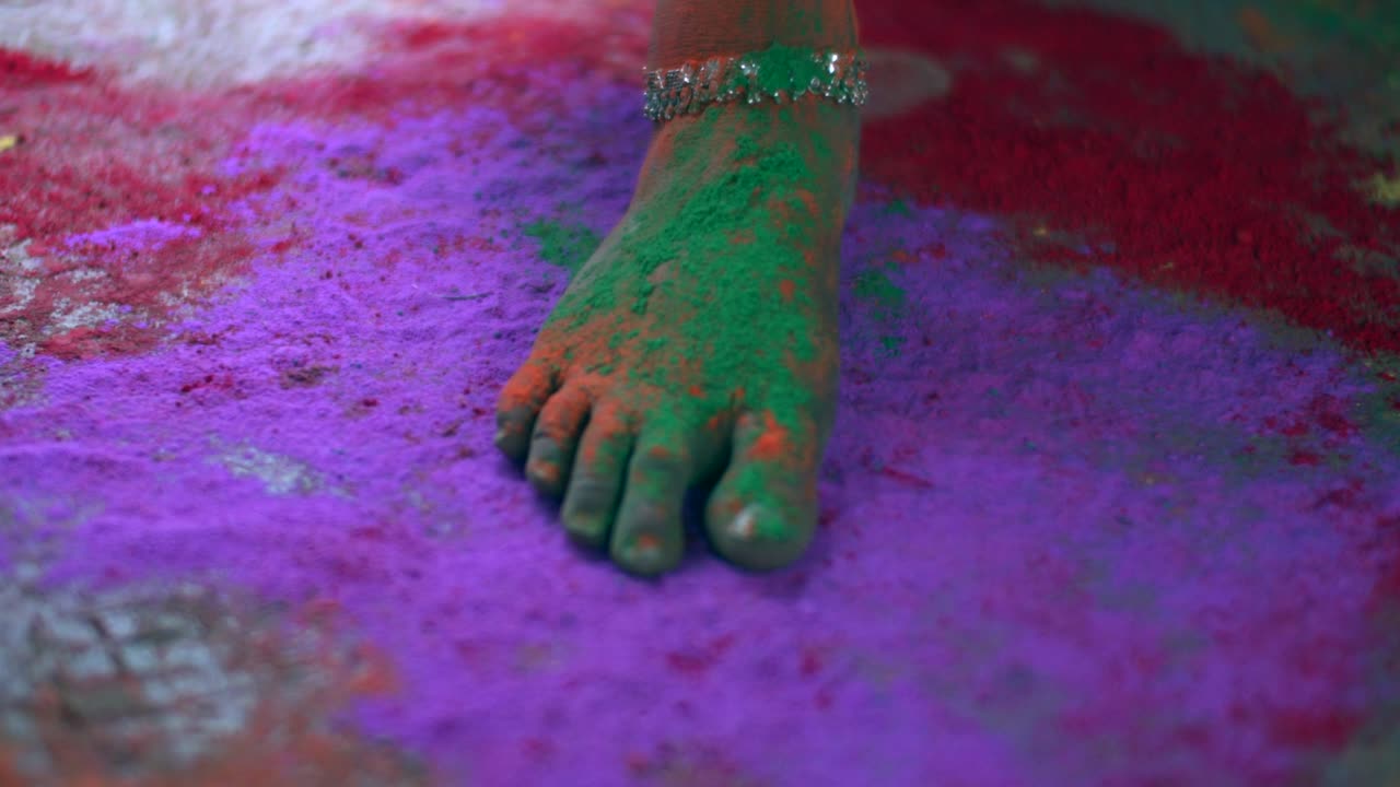 Primo piano di donne indiane con il viso imbrattato di vivaci colori Holi