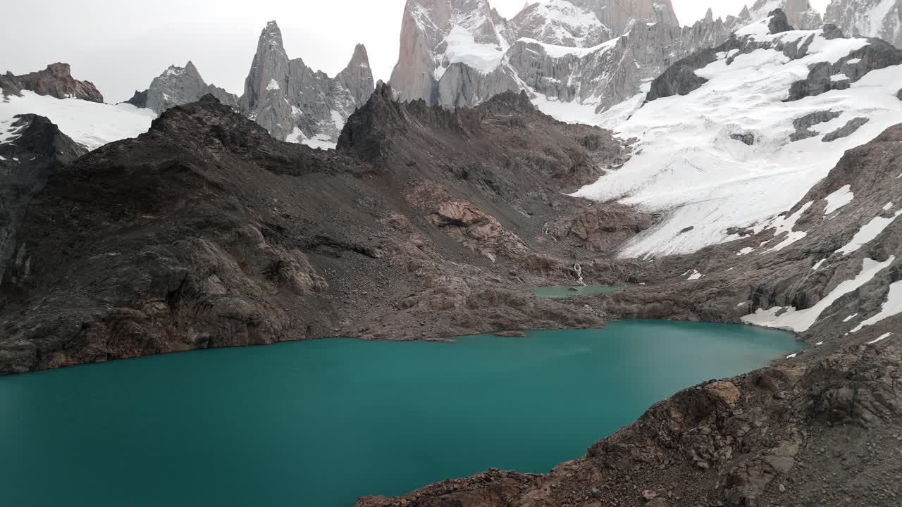 filmati con drone a fitz roy, la montagna più iconica dell'argentina