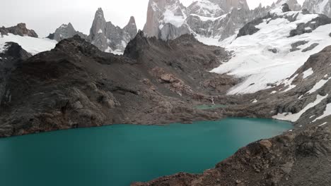 imágenes de drones en fitz roy, la montaña más icónica de la argentina