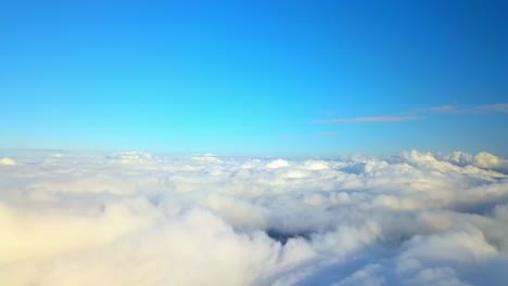 Toma-Aérea-En-Las-Nubes